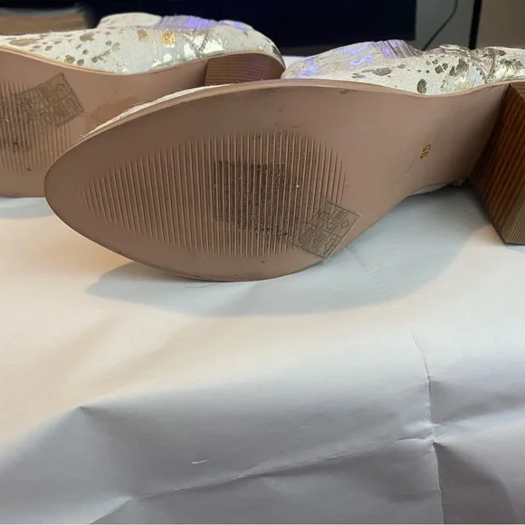 Stylish Women's Gold and Cream Ankle Boots - Picture 3 of 6